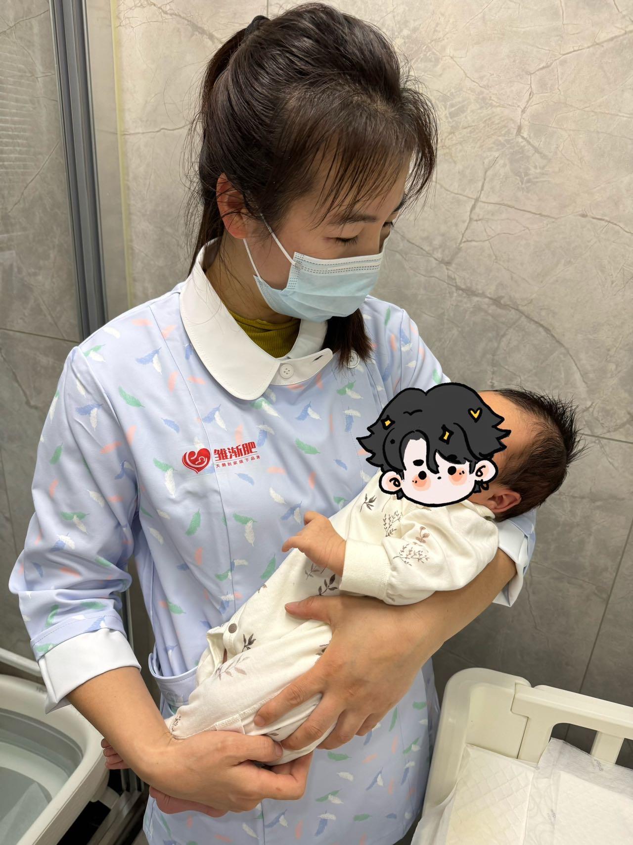月嫂护理宝宝